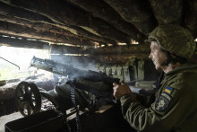 Ukrajinskí vojaci z 28. brigády strieľajú na ruské pozície v Doneckej oblasti na východe Ukrajiny. FOTO: TASR/AP