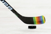 Obranca New York Rangers Zac Jones na rozkorčuľovanie s dúhovou páskou na hokejke počas Pride Night v máji 2021 FOTO: Reuters