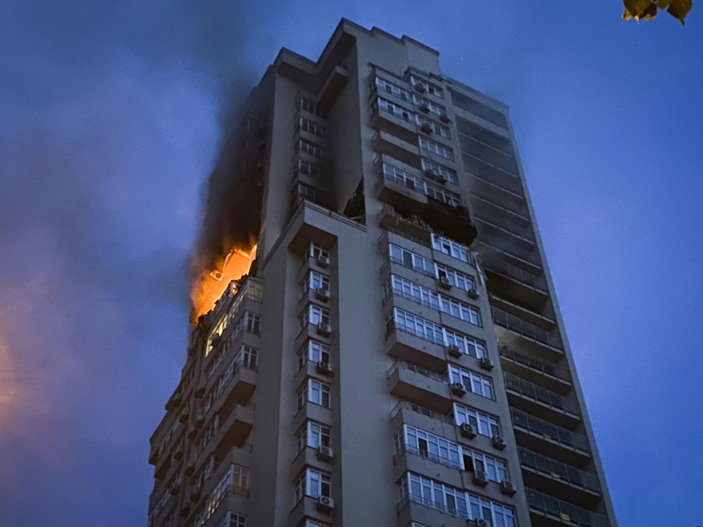 Nočné ruské nálety na Ukrajine si vyžiadali najmenej tri obete a ďalších osem ľudí utrpelo zranenia. Zasiahnutá bola aj výškový budova (na snímke) v hlavnom meste Kyjev v sobotu 24. júna 2023. FOTO TASR/AP
