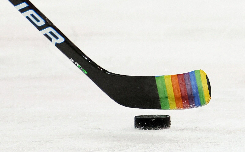 Obranca New York Rangers Zac Jones na rozkorčuľovanie s dúhovou páskou na hokejke počas Pride Night v máji 2021 FOTO: Reuters