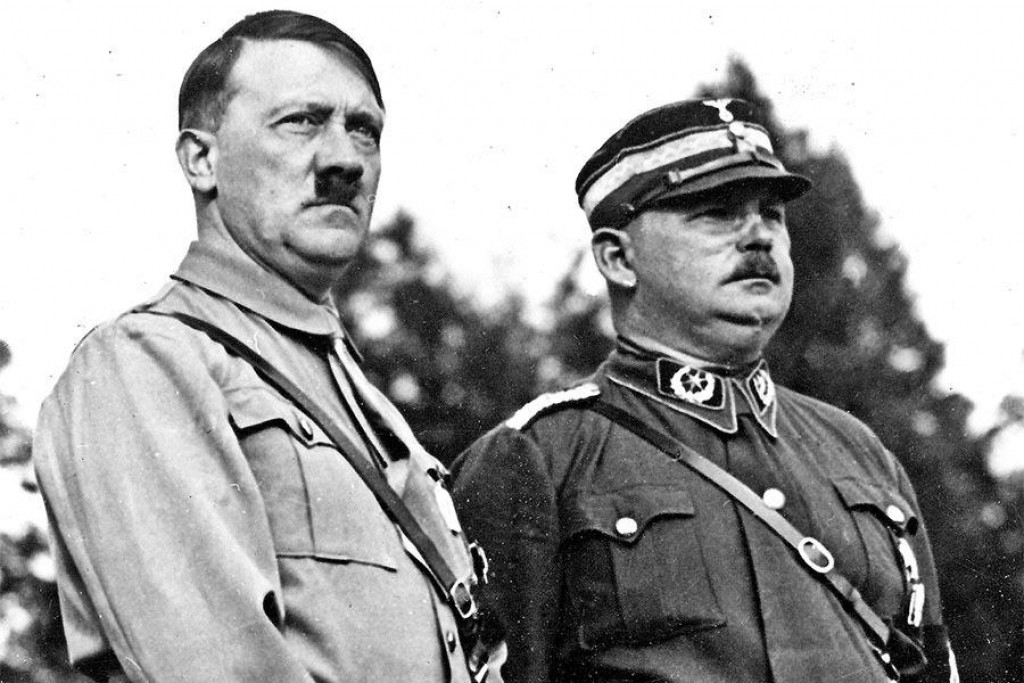 Na zhromaždení nacistickej strany v septembri 1933 ešte stáli Adolf Hitler a Ernst Röhm vedľa seba ako priatelia a spolubojovníci. O niekoľko mesiacov neskôr vyriekol führer nad ambicióznym šéfom SA ortieľ smrti.