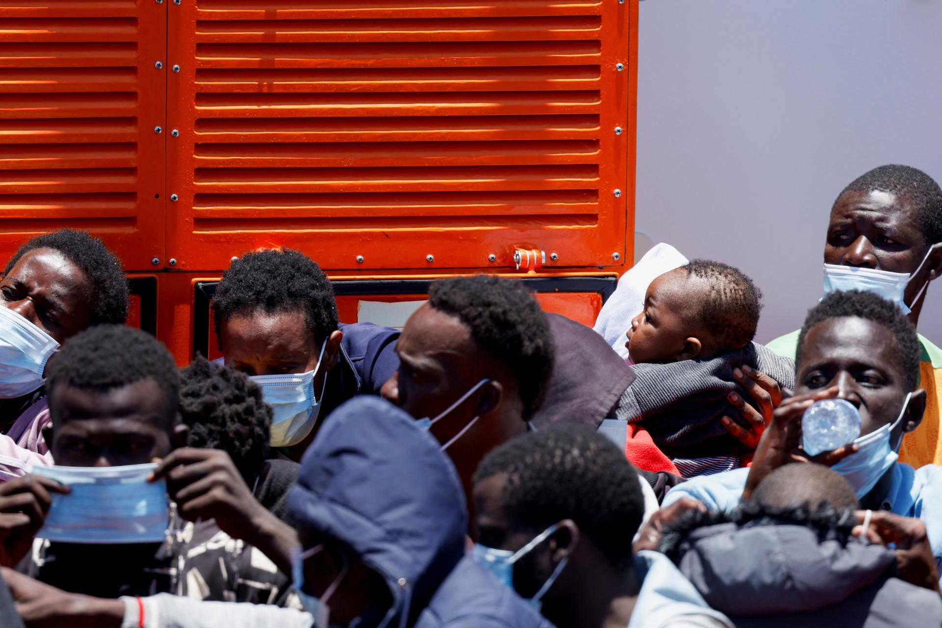 Na taliansky ostrov Lampedusa dorazilo za jeden deň viac ako dvetisíc migrantov