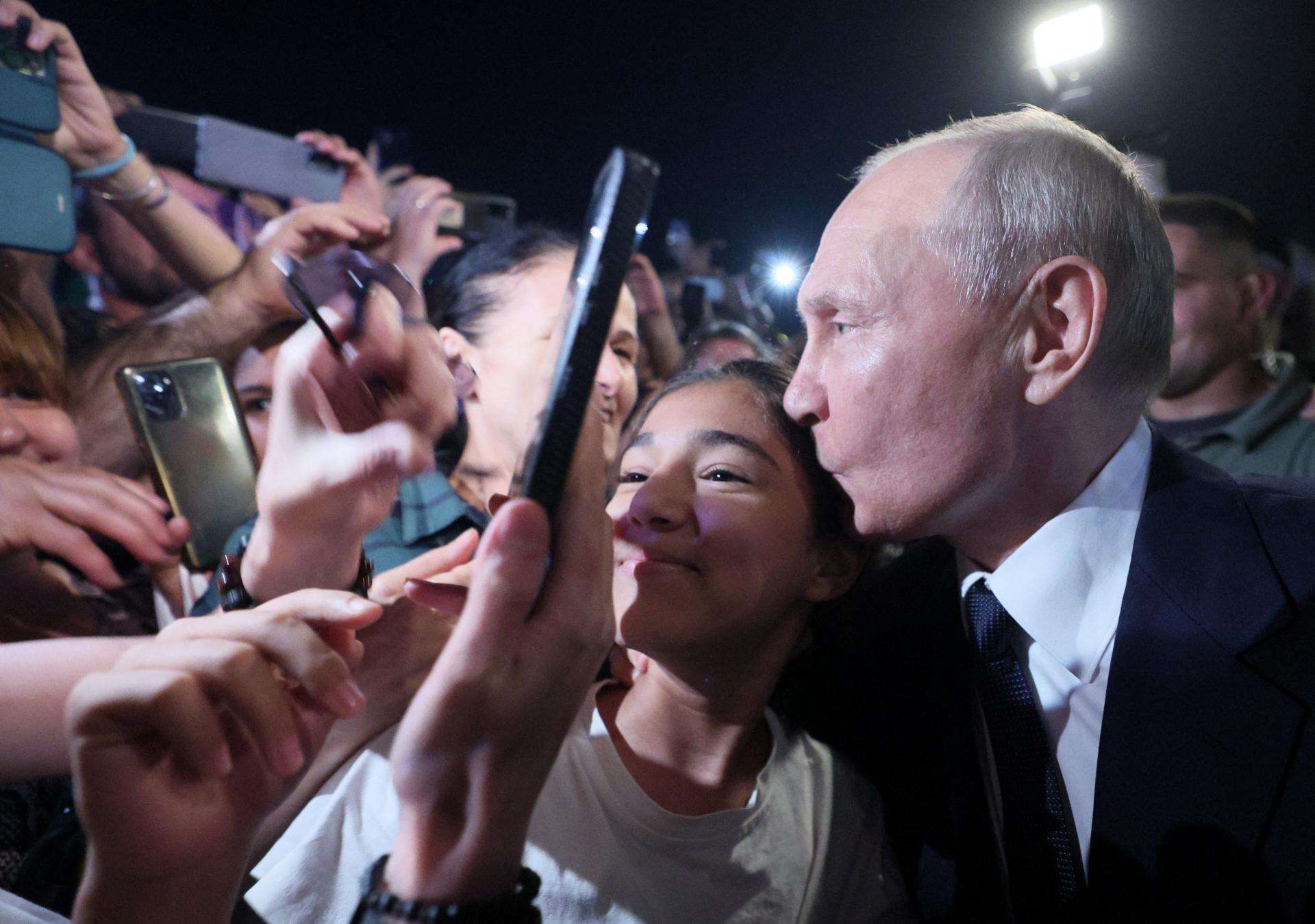 Putin sa v stredu prvýkrát od roku 2020 odhodlal priblížiť k ľuďom. Zlomil ho dav stoviek výskajúcich žien