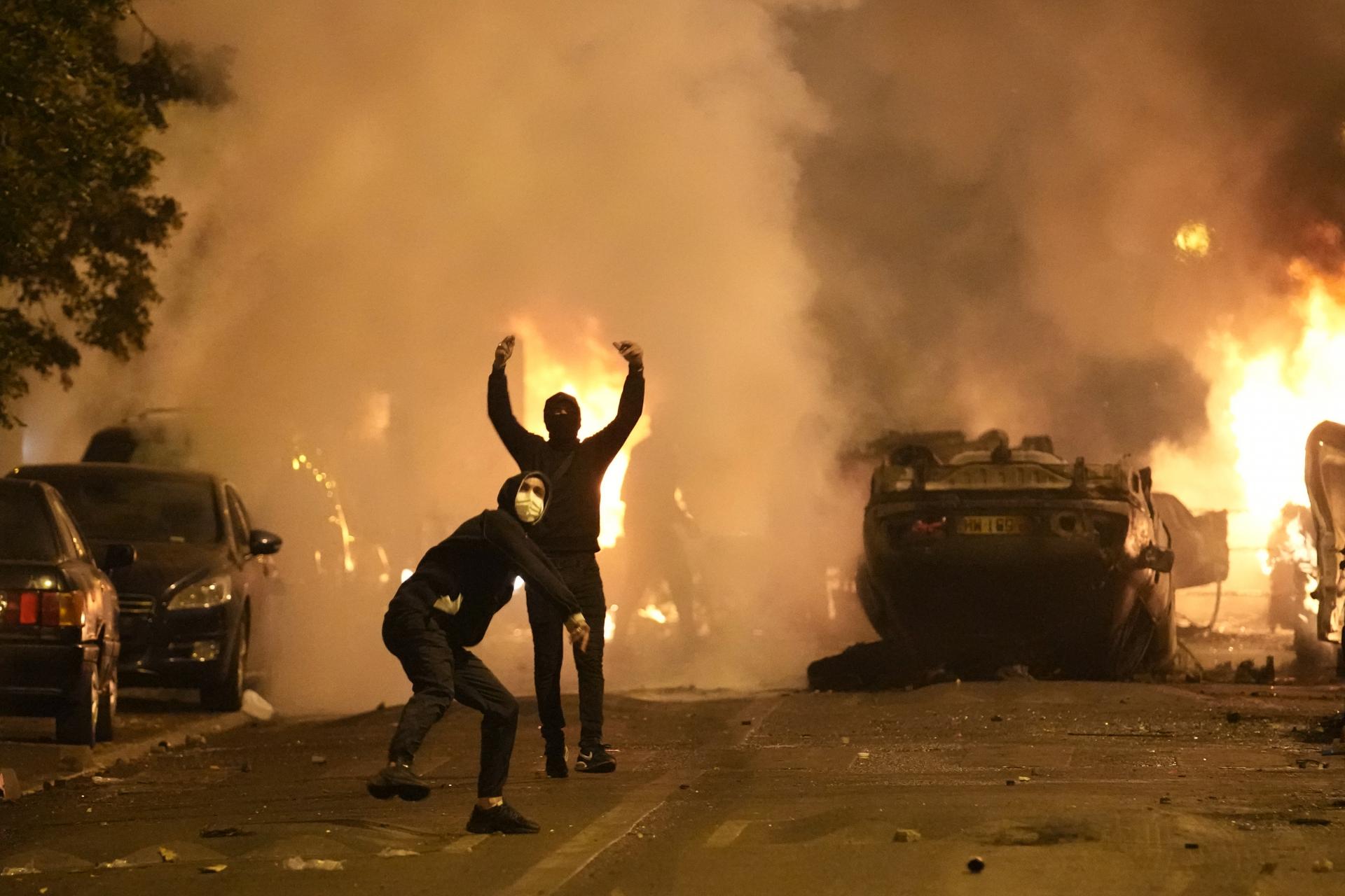 Nepokoje vo Francúzsku pre smrť tínedžera pri policajnej kontrole pokračujú