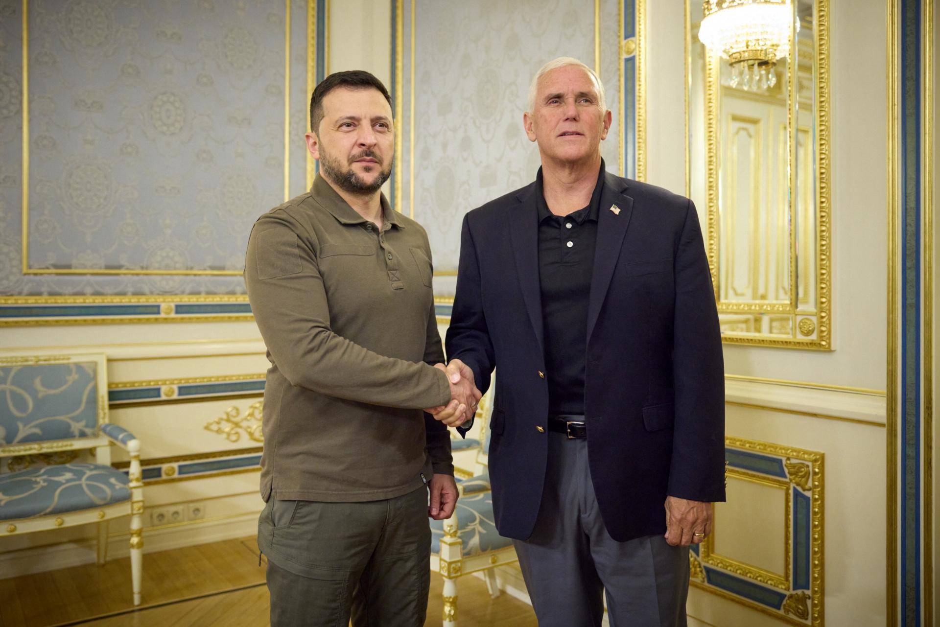 Bývalý americký viceprezident Pence prišiel na neohlásenú návštevu do Kyjeva, stretol sa s prezidentom