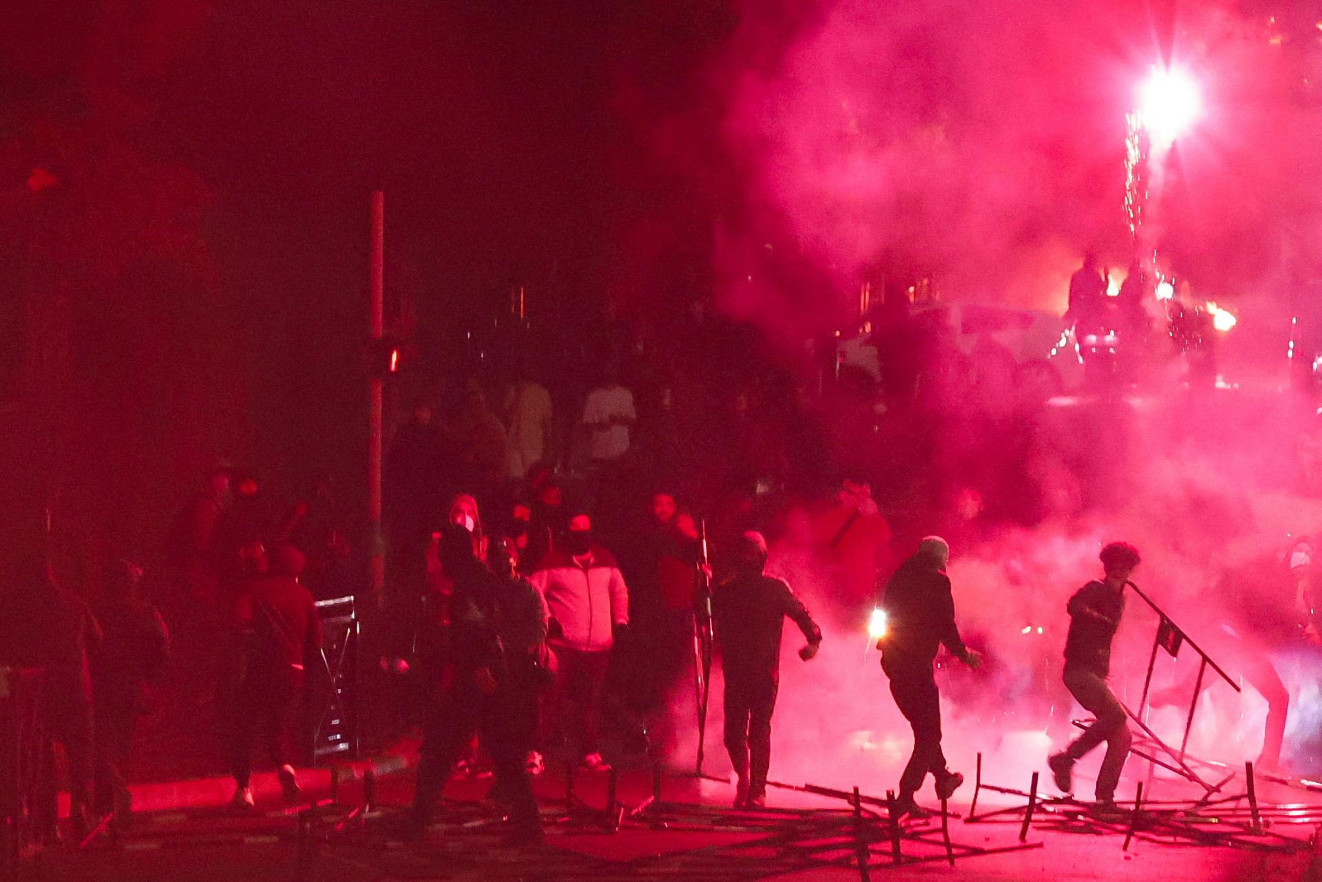 Požiare, výtržnosti a strety s políciou. Francúzsko sa potýka s ďalšou nepokojnou nocou po úmrtí tínedžera