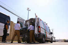Zdravotníci sa starajú o osobu počas dňa s vysokými teplotami v Mexiku. FOTO: Reuters