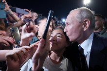 Vladimir Putin sa aktuálne nechal strhnúť davom fanúšičiek a jednu z nich pobozkal.

FOTO: REUTERS/SPUTNIK