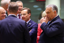 Nemecký kancelár Olaf Scholz, švédsky premiér Ulf Kristersson a maďarský premiér Viktor Orbán. FOTO: Reuters