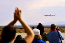 Osobné raketové lietadlo prevádzkované spoločnostiVirgin Galactic štartuje počas prvého suborbitálneho komerčného letu. FOTO: Reuters