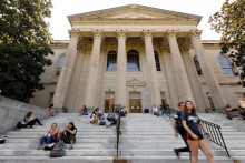Študenti sedia na schodoch Wilsonovej knižnice v kampuse Univerzity Severnej Karolíny v Chapel Hill. FOTO: Reuters
