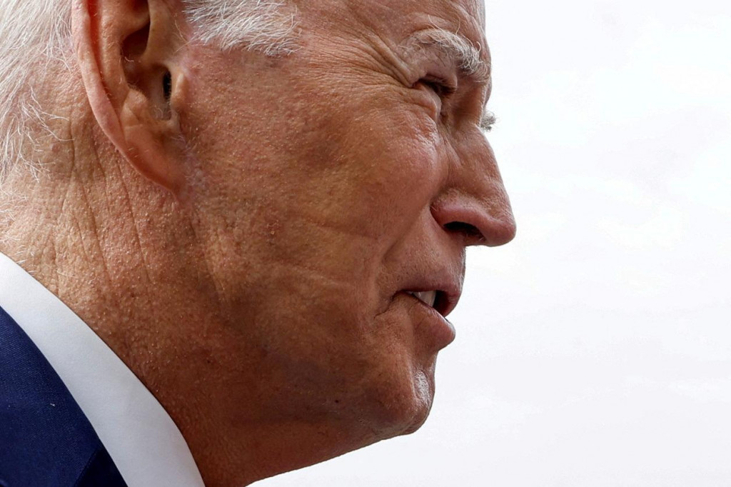 Otlačeniny dýchacej masky na tvári prezidenta Joea Bidena. FOTO: REUTERS