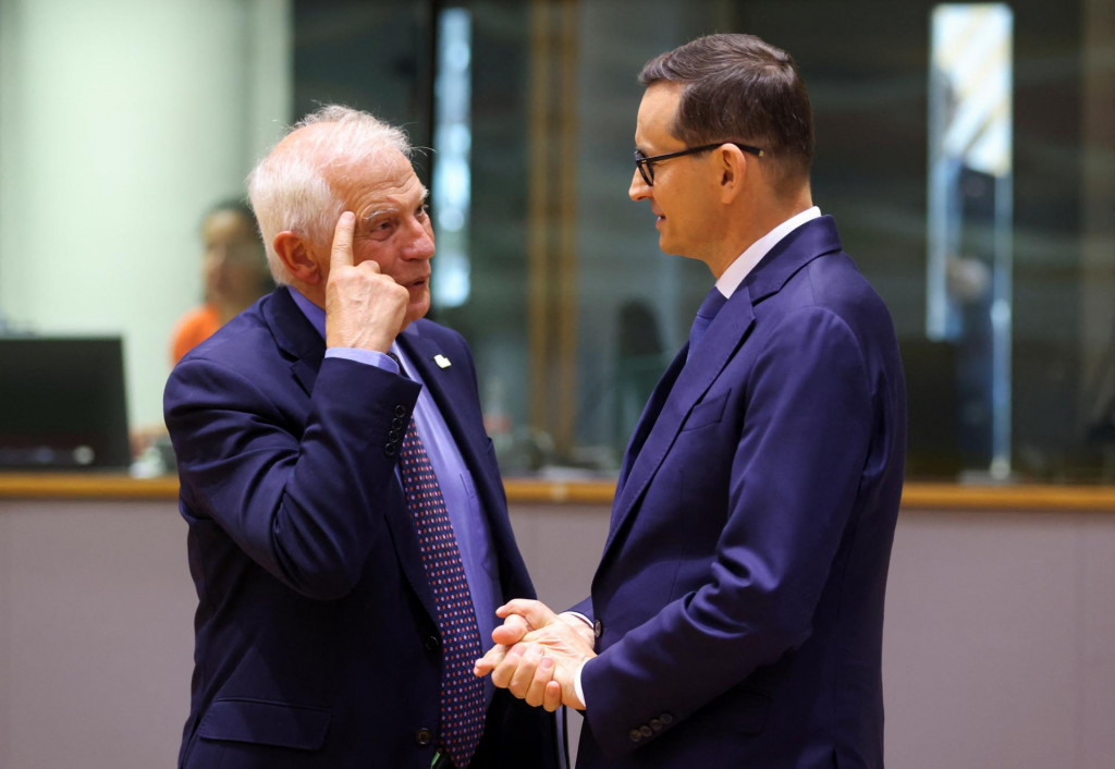 Šéf diplomacie EÚ Josep Borrell a poľský premiér Mateusz Morawiecki. FOTO: REUTERS