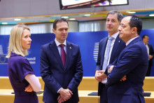 Zľava estónska premiérka Kaja Kallasová, slovenský premiér Ľudovít Ódor, belgický premiér Alexander De Croo a cyperský prezident Nikos Christodoulides. FOTO: Reuters