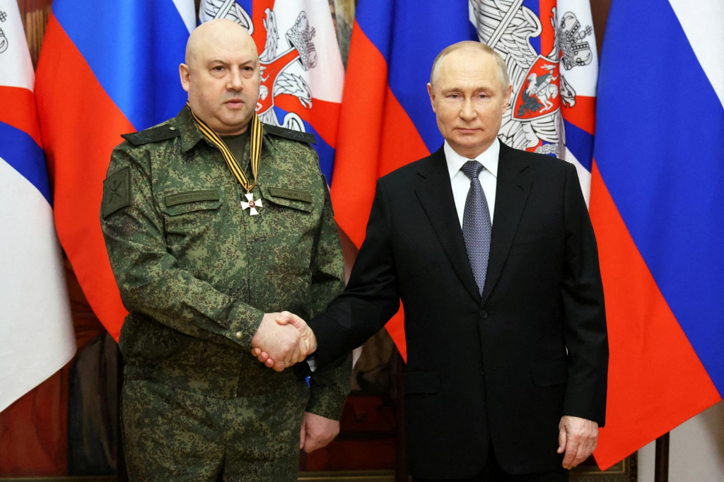 Vladimir Putin a Sergej Surovikin. FOTO: REUTERS