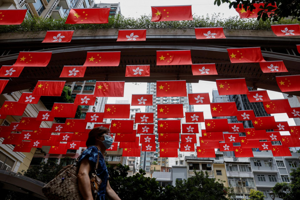 Čínske a hongkonské vlajky v nákupnom centre. FOTO: Reuters