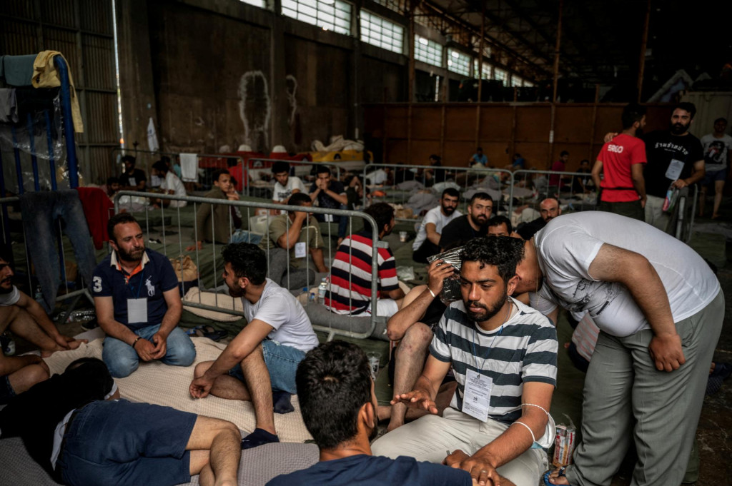 Migranti, ktorí boli zachránení na otvorenom mori pri Grécku. FOTO: Reuters