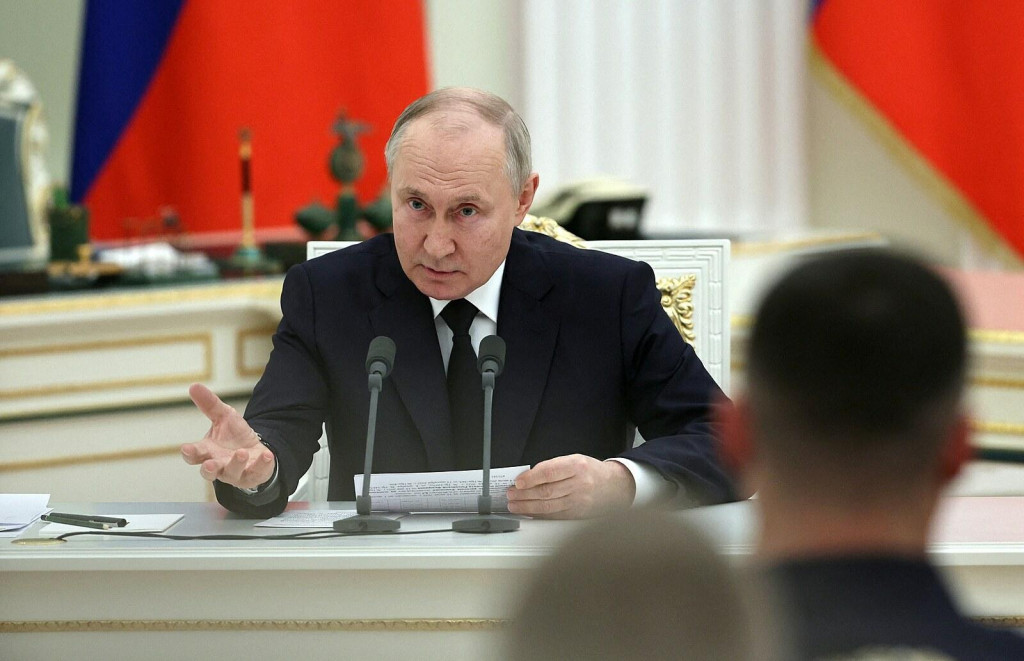 Ruský prezident Vladimir Putin na stretnutí s vojakmi na kremeľskom námestí v Moskve. FOTO: Reuters