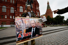 Podporovateľ Vladimira Putina na Červenom námestí v Moskve. FOTO: REUTERS