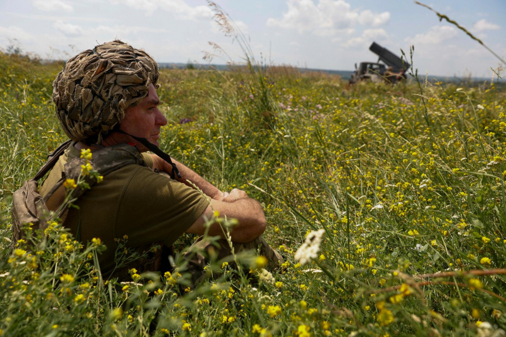 Ukrajinský vojak na lúke. FOTO: Reuters