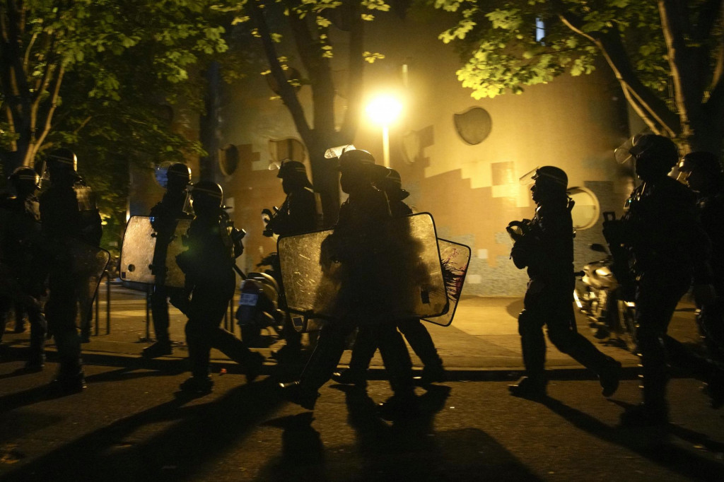 Policajti počas protestu v meste Nanterre na predmestí Paríža. FOTO: TASR/AP
