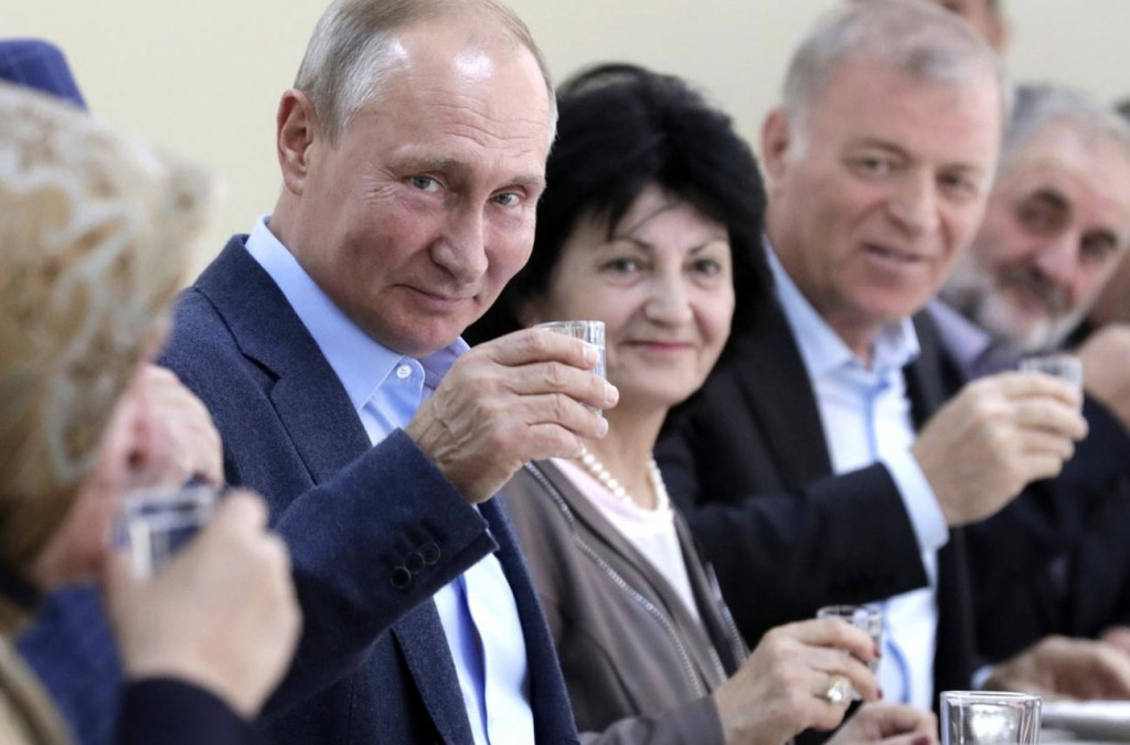 Ruský prezident Vladimir Putin si pripíja pohárikom vodky. FOTO: kremlin.ru