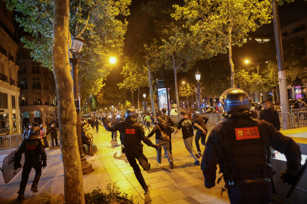 Nepokoje vo Francúzsku sa vyostrujú, polícia v noci zatkla cez 700 ľudí