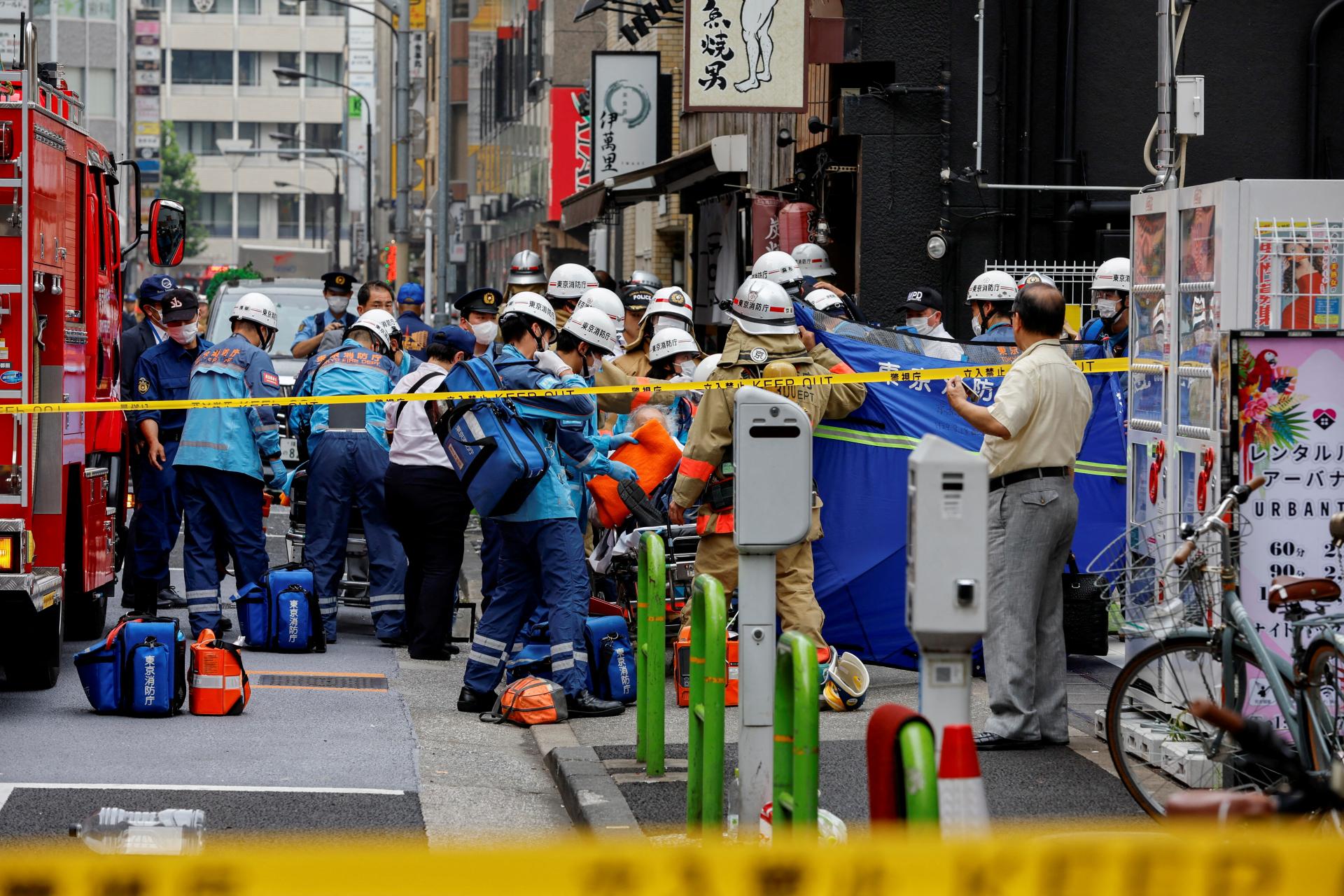 Pri výbuchu a požiari budovy v Tokiu sa zranili štyria ľudia