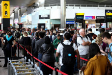 Rad cestujúcich v odletovom termináli na letisku Heathrow v Londýne. FOTO: Reuters