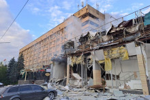 Budova reštaurácie ťažko poškodená ruským raketovým útokom v centre Kramatorsku. FOTO: Reuters