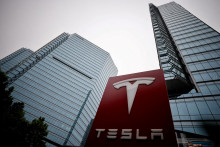 Logo výrobcu elektromobilov Tesla pred showroomom v Pekingu. FOTO: Reuters