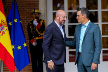 Španielsky premiér Pedro Sánchez (vpravo) a predseda Európskej rady Charles Michel. FOTO: TASR/AP