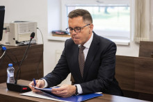 Guvernér Národnej banky Slovenska Peter Kažimír, ktorý čelí podozreniam z podplácania, počas súdneho procesu na Špecializovanom trestnom súde v Pezinku. FOTO: TASR/Jaroslav Novák