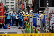 Zranených ľudí evakuujú z miesta výbuchu neďaleko stanice Shimbashi v Tokiu. FOTO: Reuters