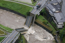 Most v meste Jamato, ktorý sa zrútil v dôsledku silného dažďa. FOTO: Reuters