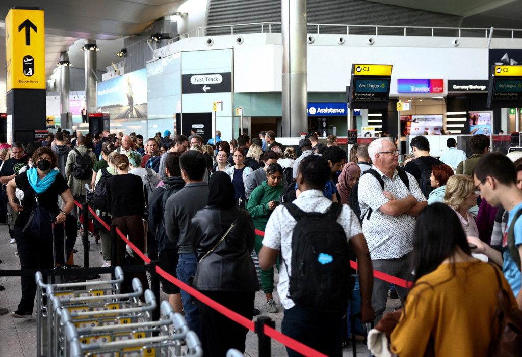 Rad cestujúcich v odletovom termináli na letisku Heathrow v Londýne. FOTO: Reuters