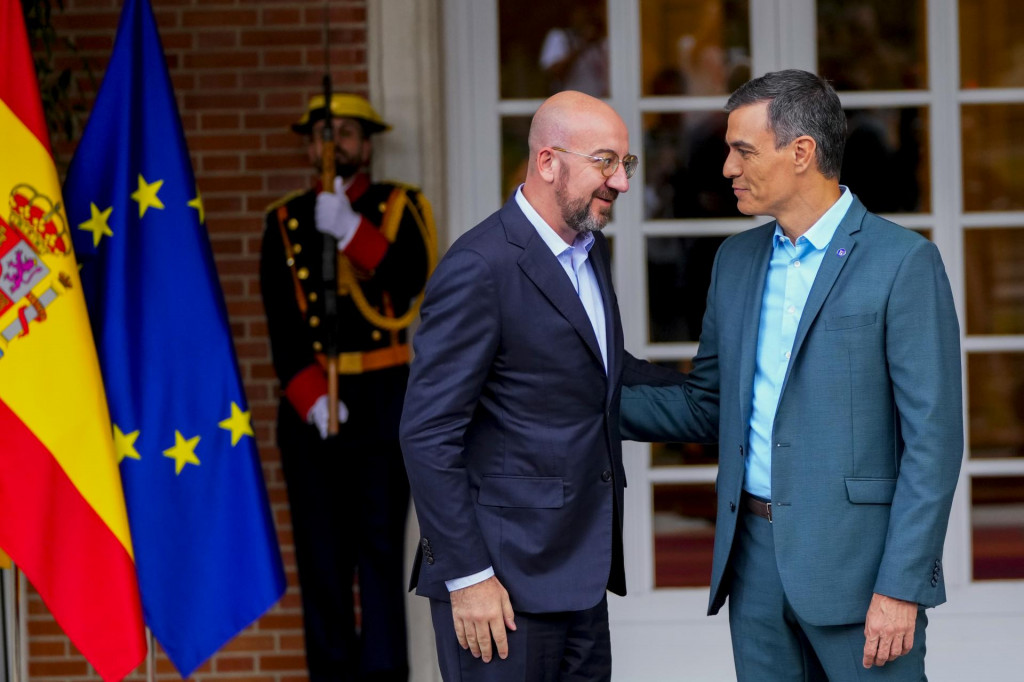 Španielsky premiér Pedro Sánchez (vpravo) a predseda Európskej rady Charles Michel. FOTO: TASR/AP