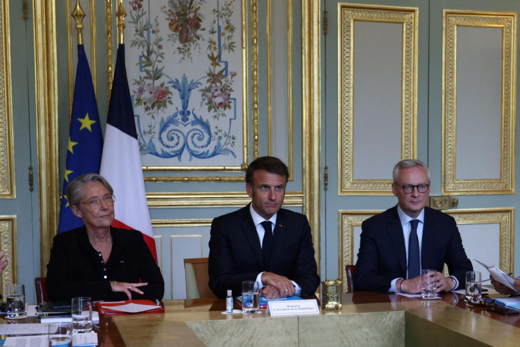 Francúzsky prezident Emmanuel Macron sa zúčastňuje na mimoriadnom zasadnutí vlády. FOTO: Reuters