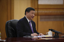 Čínsky prezident Si Ťin-pching vládne krajine draka pevnou rukou a všetci, aj tí najmocnejší lídri sveta sa mu musia klaňať. FOTO: TASR/AP