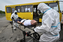 Ukrajinskí záchranári a policajti sa zúčastňujú na protiradiačných cvičeniach. FOTO: Reuters