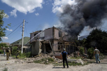 Hasiči zasahuj&uacute; v obytnej &scaron;tvrti v ukrajinskom meste Cherson po ostreľovan&iacute; ruskej arm&aacute;dy. FOTO: TASR/AP