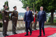 Český premiér Petr Fiala (vpravo) víta slovenského premiéra Ľudovíta Ódora v Prahe. FOTO: TASR/Barbora Vizváryová