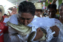Starosta v Mexickom mestečku si zobral za ženu aligátora.