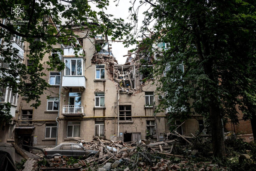 Záchranné práce na mieste obytnej budovy zasiahnutej dronom. FOTO: Reuters