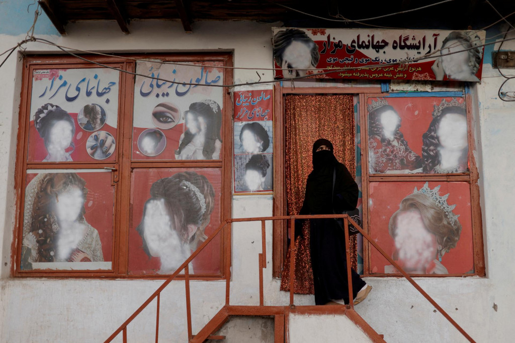 Žena vchádza do kozmetického salónu v Kábule v Afganistane. FOTO: Reuters