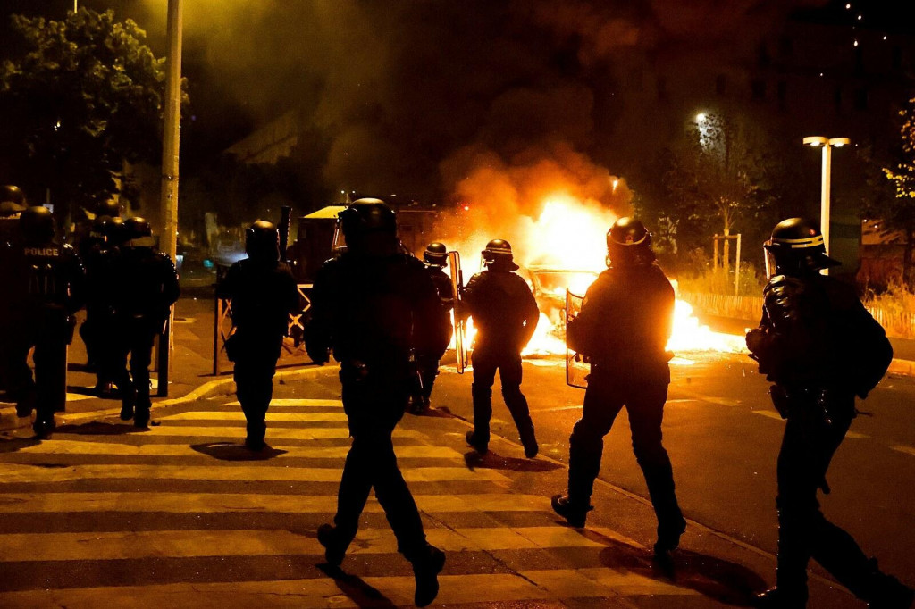 V Nanterre na predmestí Paríža sa stretli protestujúci s políciou kvôli smrti sedemnásťročného mladíka. FOTO: Reuters