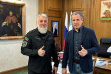 Vjačeslav Gladkov, guvernér ruskej oblasti Belgorod, a Adam Delimchanov, poslanec Štátnej dumy a vysoký veliteľ ruských čečenských síl bojujúcich na Ukrajine. FOTO: Reuters/Governor Of Belgorod Region