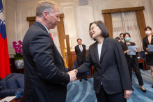 Taiwanská prezidentka Tsai Ing-wen si podáva ruku s predstaviteľom USA Kevinom Hernom. FOTO: Reuters/Taiwan Presidential Office