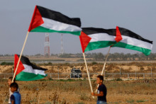 Palestínčania protestujú proti náletu izraelskej armády v Dženíne pri plote na hranici medzi Izraelom a Gazou. FOTO: Reuters