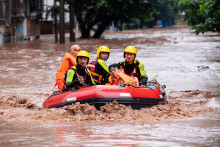 Záchranári evakuujú uviaznutých obyvateľov na zaplavenej ulici po silných dažďoch v okrese Wanzhou v čínskom Chongqing.  FOTO: Reuters